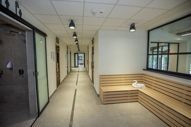 Hodnik sa tuševima u Wellness & Spa centru bazena „Venus“