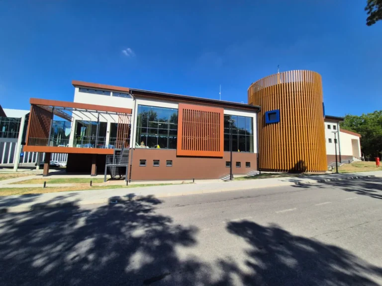 Zgrada Gradskog bazena „Venus“ u Gradskom parku u Bačkoj Topoli