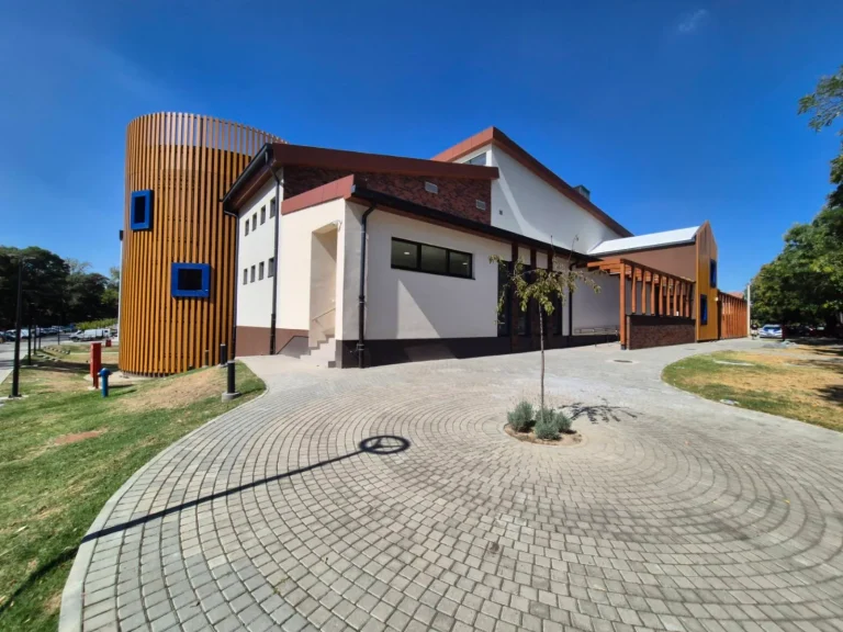 Dvorište ispred Gradskog bazena „Venus“ u Bačkoj Topoli